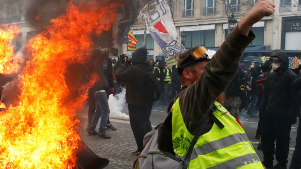 Francuski vojnici pomagaće policiji na protestima
