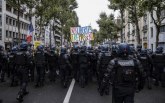 Francuz zbog jednog poteza postao viralan usred sukoba policije i građana: Tipično francuski VIDEO