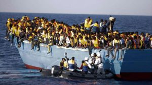 Francuzi izvukli 16 migranata iz broda pred polazak preko Lamanša