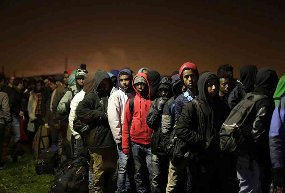 Francuzi ruše Džunglu, migranti stoje u redu FOTO