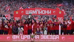 Fudbalerima Crvene zvezde dodeljen pehar prvaka Superlige Srbije: Igrači Mladosti napravili špalir šampionima pre meča