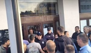 Funkcioneri SNS-a iz Čačka i Novog Sada kao stranački jurišnici u sukobu sa građanima Kosjerića