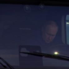 GAS DO DASKE! Putin vozi kamion kao Šumaher, svi se sklanjaju s puta, a tek da vidite šta je uradio kad je svratio na pumpu (VIDEO)