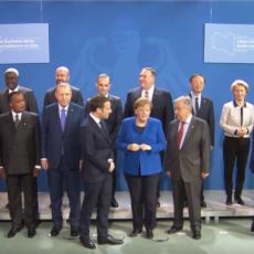 GDE JE PUTIN? Na slikanju na samitu u Berlinu Merkelova i Makron zabrinuto tražili predsednika Rusije! (VIDEO)