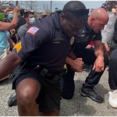 GEST KOJI TERA NA SUZE: Policajci, različite boje kože, kleknuli tokom protesta, jedan poslao SNAŽNU PORUKU (VIDEO)