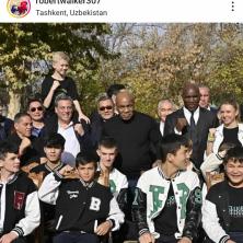 GESTOM ODUŠEVIO PLANETU: Nema nijednu pobedu u ringu, ali je počasni svetski šampion u boksu! (FOTO)