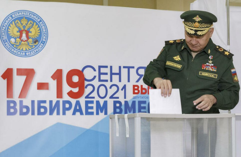 GLASAČKI LISTIĆI U TORBI: Ruska opozicija optužuje Putina za nameštanje izbora, Kremlj demantuje optužbe VIDEO