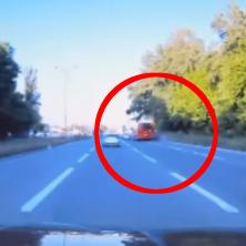 GLEDANJE U RETROVIZOR MU NIJE JAČA STRANA Za dlaku izbegnuta TRAGEDIJA u Beogradu! Snimak opasne vožnje kod Ade Ciganlije zaprepastio Beograđane (VIDEO)