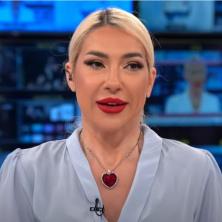 GLEDAOCI OSTALI U ŠOKU: Jovani Jeremić sevnula zadnjica usred Jutarnjeg programa, podigla joj se suknja, pa ispale gaće, SVE se videlo (FOTO)