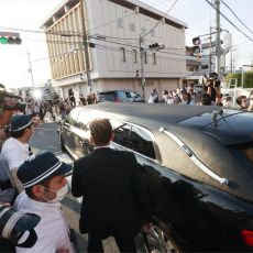 GOMILE LJUDI ISPRED ABEOVOG DOMA: Telo bivšeg japanskog premijera stiglo u Tokio, građani u suzama (FOTO) 