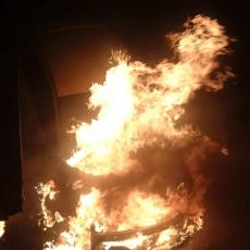GOREO AUTOMOBIL KOD BRANKOVOG MOSTA: Požar gasili vatrogasci (FOTO)
