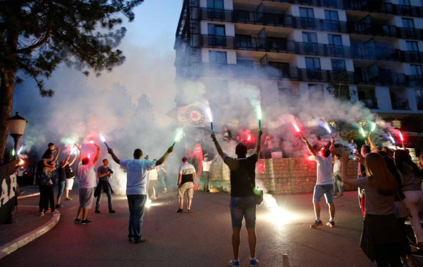 GOREO ZLATIBOR: Grobari iznenadili bakljadom fudbalere! (FOTO)