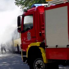 GORI AUTOMOBIL U KRUNSKOJ: Vozilo izgorelo do neprepoznatljivosti, vatrogasci  na terenu