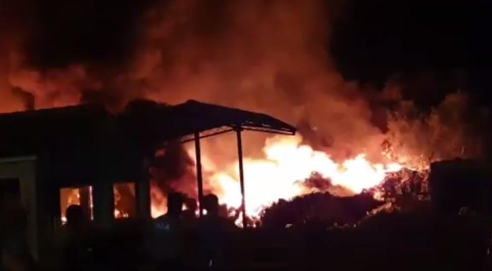 GORI DEPONIJA U PULI: Vatrogasci se bore da ugase požar, dim se nadvio nad gradom, sve smrdi na paljevinu! (VIDEO)