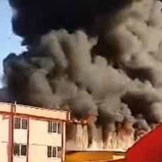 GORI FABRIČKA HALA TEKSTILNE KOMPANIJE: Drama nadomak Sarajeva, iz objekta KULJA GUSTI DIM - ekipe na terenu (VIDEO)