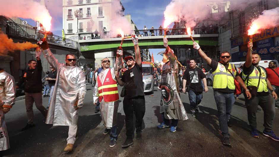 GORI FRANCUSKA: Sukobi, rade vodeni topovi! FOTO