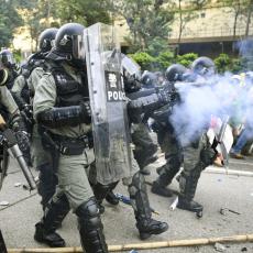GORI HONG KONG! Zasuli policiju KIŠOM MOLOTOVLJEVIH KOKTELA, dobili su ŽESTOK ODGOVOR (FOTO, VIDEO)