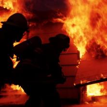 GORI KUĆA U VINČI: Vatrogasne ekipe pokušavaju da zaustave POŽAR