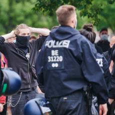 GORI NEMAČKA! HAOS U BERLINU ZBOG MASOVNIH PROTESTA: Povređeno 45 policajaca, uhapšena 133 demonstranta!