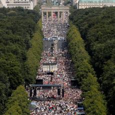 GORI NEMAČKA, MASOVNI PROTESTI U BERLINU: Više od 15.000 ljudi na ulici, traže slobodu i građanska prava