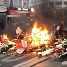 GORI PARIZ - HAOS ZBOG SMRTI FLOJDA: Žestoki sukobi demonstranata i policije, upotrebljen suzavac (VIDEO)