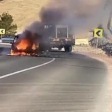 GORI VATRA NA POZNATOJ PLANINI! Crni dim kulja iz automobila, JEZIVE scene (VIDEO)