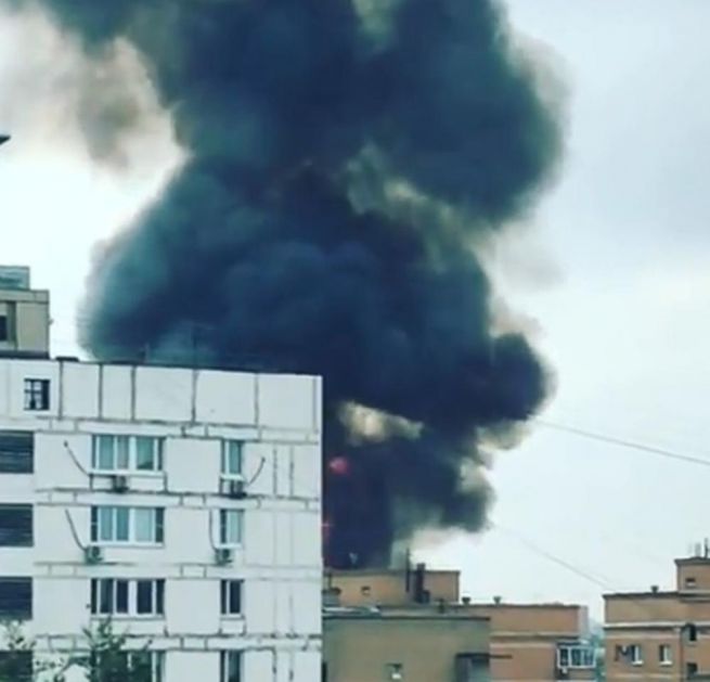 GORI ZGRADA U CENTRU MOSKVE: Vatra preti da zahvati okolna gradilišta i benzinsku pumpu! 67 vatrogasaca se bori sa požarom! (VIDEO)