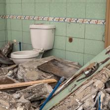 GOST POVREĐEN KADA JE U KAFIĆU EKSPLODIRALA WC ŠOLJA: Evo šta je uradio nakon incidenta
