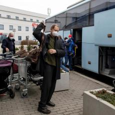GOTOVO JE! Ruske diplomate napustile Češku: 18 zaposlenih u ambasadi proterani sa sve porodicama (FOTO)