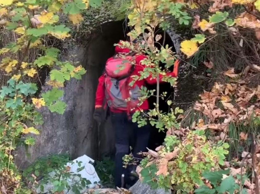 GRADNJU NARUČIO TITO LIČNO: Ovako danas izgledaju Brozovi tajni tuneli na Trebeviću, a natpisi na zidovima privlače posebnu pažnju (VIDEO)