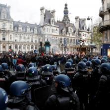 GRAĐANI POZIVAJU NA REVOLUCIJU: Odluka suda o penzijama zapalila Francusku - hiljade ljudi na ulicama, pevaju RATNE PESME (VIDEO/FOTO)