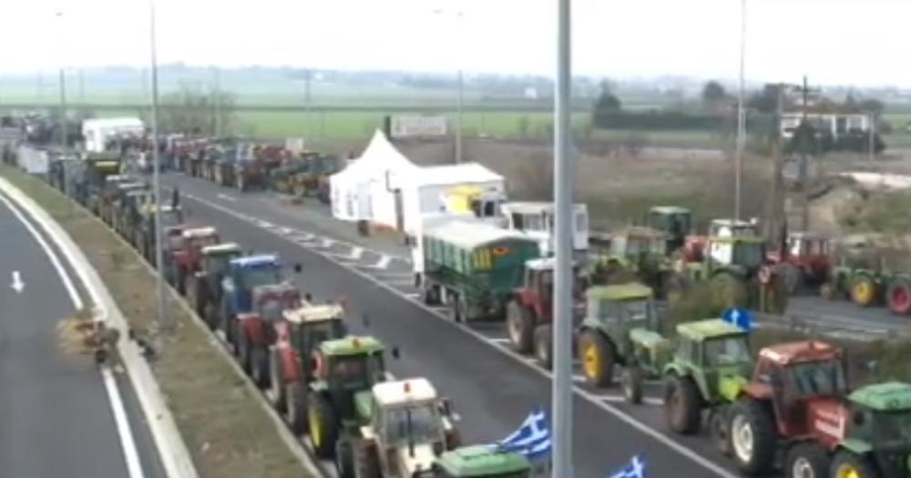 GRCI BLOKIRALI PUTEVE: 600 traktora na ulicama zbog cene goriva (VIDEO)