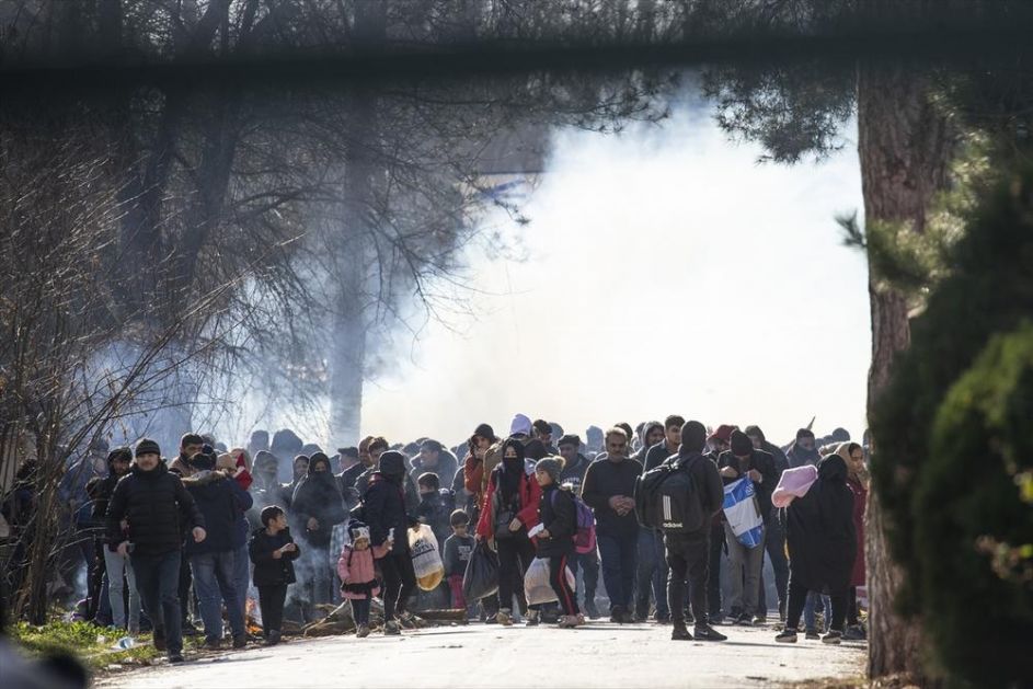 GRČKA POLICIJA SPREČILA 4.000 MIGRANATA DA SILOM UĐU U NJIHOVU ZEMLJU: Zaštitili smo naše i granice Evrope (FOTO, VIDEO)