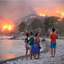GRČKA U PLAMENU, IMA MRTVIH: Omiljene turističke destinacije na UDARU smrtonosnih požara, uhapšen nemački državljanin