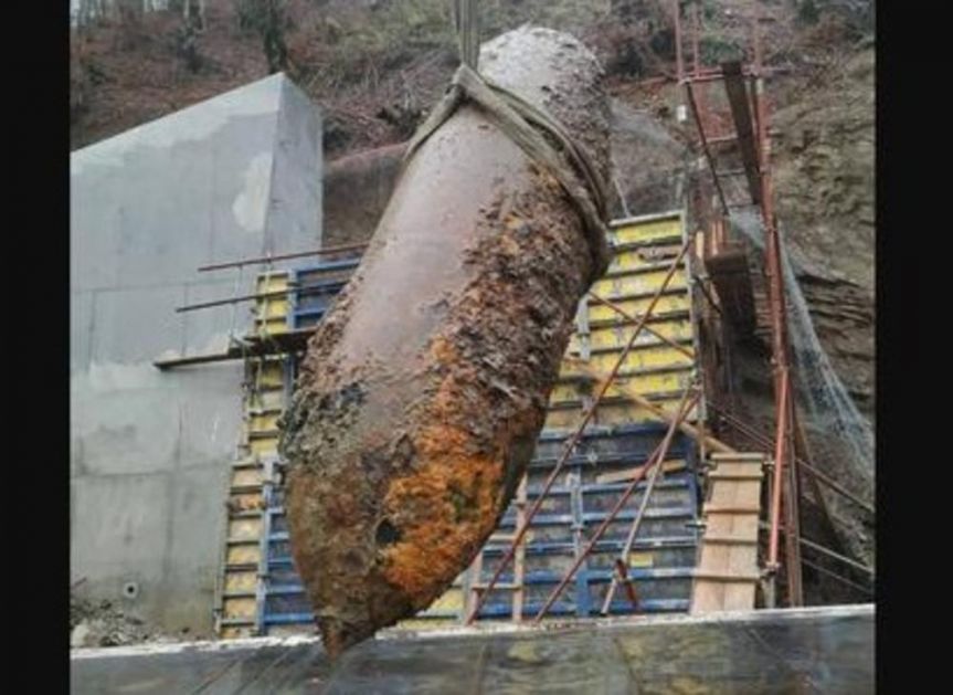GRDOSIJA OD BOMBE NAĐENA NA GRADILIŠTU: Zaostala iz Drugog svetskog rata, bomba teška 1.000 kg iskopana na trasi auto-puta! (FOTO)