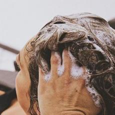 GREŠKA - A SVI NANOSE ŠAMPON NA MOKRU KOSU: Stručnjaci dali nekoliko SAVETA za pranje kose