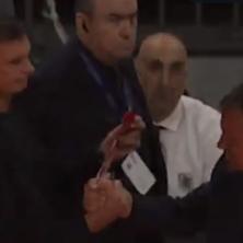 GRK OSTAO U ŠOKU: Ataman odbio poklon Barcokasa! Nesvakidašnja scena pre meča PAO-Olimpijakos (VIDEO)