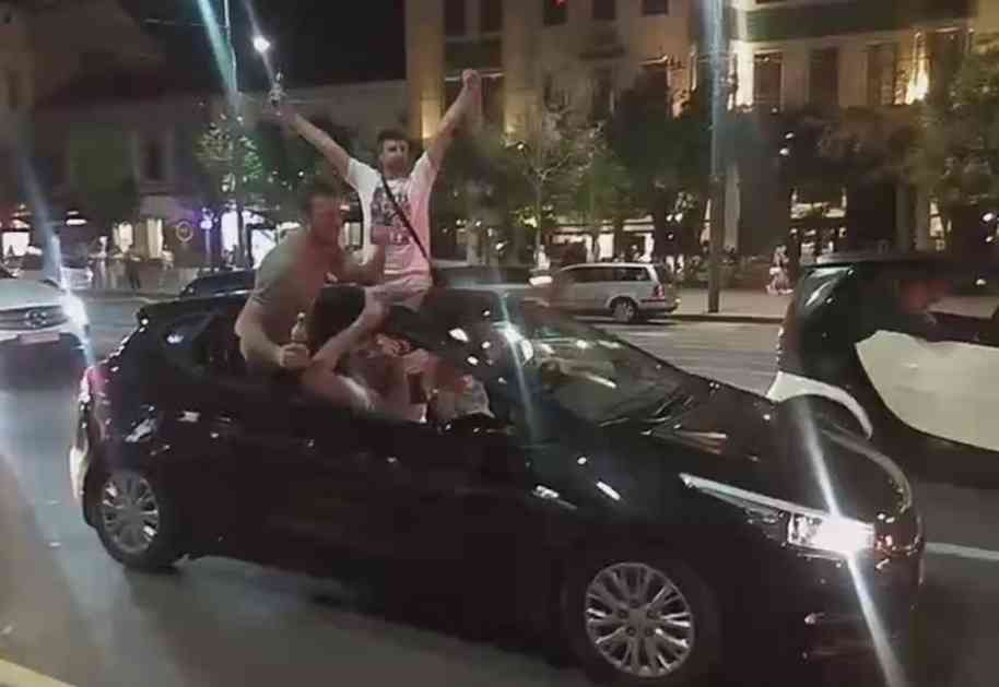 GRMLJAVINA U CENTRU BEOGRADA: Navijači Crvene zvezde masovno izašli da proslave ulazak u Ligu šampiona (KURIR TV)