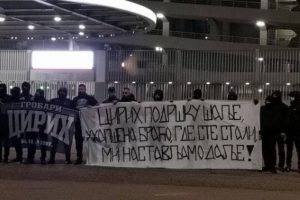 ‘GROBARI’ DOŠLI U MILANO! Transparenti podrške za Belivuka i Miljkovića! (FOTO)