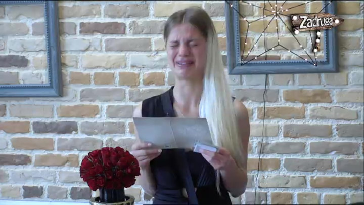 GUŠILA SE U SUZAMA: Slavljenica Dorotea pročitila emotivnu čestitku koju joj je poslala majka, NIJE MOGLA DA PRESTANE DA PLAČE! (VIDEO)