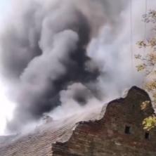 GUST DIM KULJA KA NEBU: Ogroman požar kod Titela - zahvatio dve porodične kuće (VIDEO)