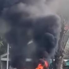 GUST DIM NA AUTO-PUTU! Vatra BUKTI, automobil totalno izgoreo (FOTO/VIDEO)