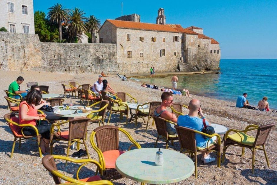 GUŽVANJE NA CRNOGORSKOM MORU: Crnogorcima će nedostajati 300.000 kvadrata plaža za glavnu sezonu