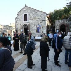 GUŽVE ISPRED HRAMOVA ŠIROM SRBIJE: Na stotine vernika juče opsedali crkve na Svetu Petku (FOTO)