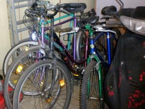 Garderoba, obuća, bicikli, lopte i alati na e-licitaciji Carinarnice Niš