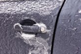 Genijalan trik koji će sprečiti da vam se vrata na autmobilu zalede