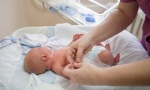 Ginekolog nudio novorođenče na prodaju? Bebu menjao za auto, cela operacija išla preko Beograda 