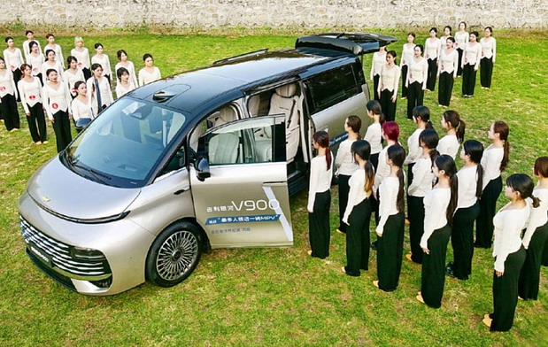 Ginisov rekord: Čak 42 osobe stale u Geely Galaxy V900