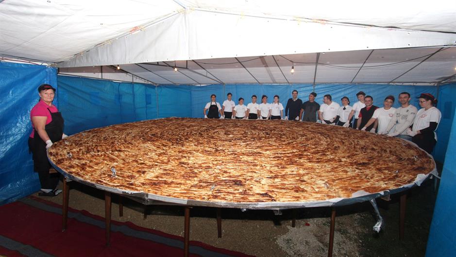 Ginisov rekord – U Tuzli napravljen burek od 650 kg i porcija s 1.500 ćevapa