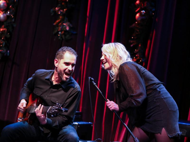 Gitarista Čarli Hanter i pevačica Lusi Vudvard nastupaju na Nišvilu